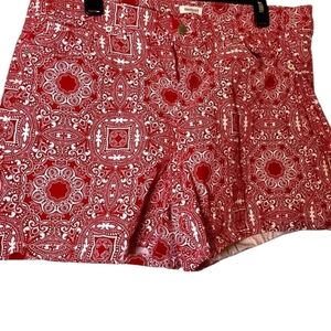 Westport Womans Shorts Red & White Paisleyish Print Sz 12- 5 Pocket Style Cotton